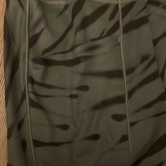 athleta work out tights in a size medium petite. - Picture 7 of 7